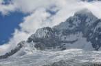 O Alpamayo entre nuvens, no trekking Santa Cruz, na Cordillera Blanca, região de Huaraz, no Peru